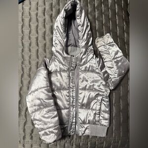 The North Face Kids Silver Puffer Jacket size 4T in really good condition!